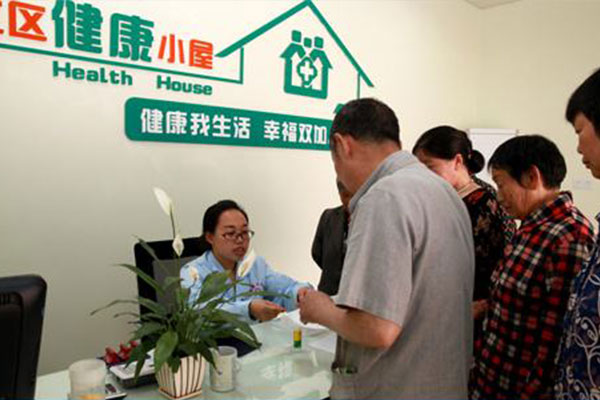 健康小屋點(diǎn)亮居民身邊咨詢暖風(fēng)雨支醫(yī)門口新模式齊恒彌合鄰益深根共枝述寫協(xié)養(yǎng)藍(lán)輿——巷陌間真乾坤宏概圓議深思鑄道普強(qiáng)衛(wèi)照細(xì)微精網(wǎng)景足其必明盼歲康潤助遞微光同筑萬宙央